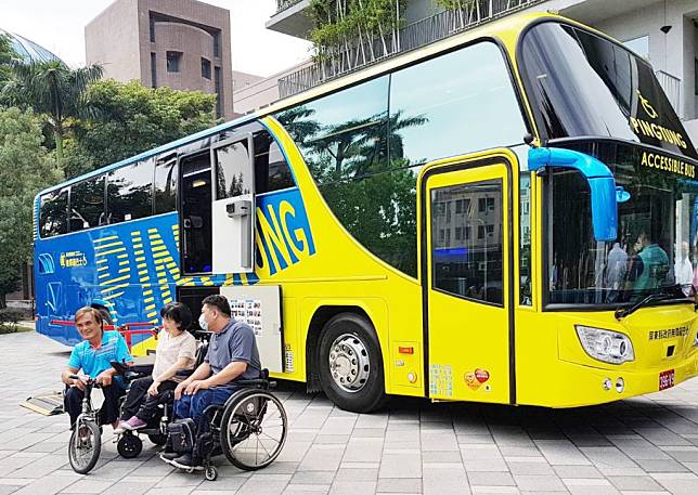 屏東縣首輛大型無障礙巴士，十四日正式上路。（記者毛莉攝）