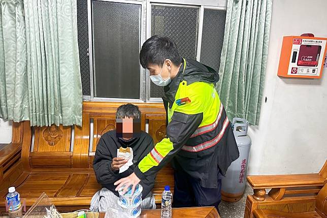 流浪數日又餓又冷男子咆哮求援　北港警暖心助返回四湖家中