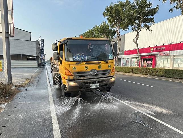 屏東縣環保局執行洗街作業降低逸散源汙染。（記者毛莉攝）