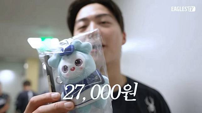 王彥程特別坐計程車去買了娜璉周邊娃娃，花了2.7萬韓元。翻攝YT@HanwhaEagles_official