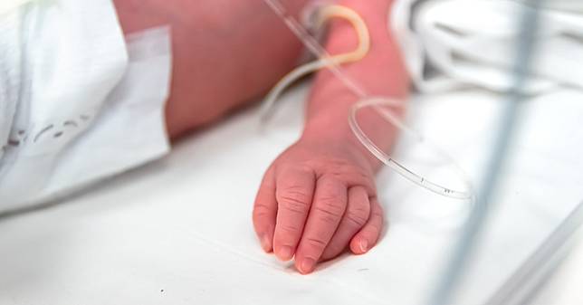 宜蘭4月大男嬰疑遭虐腦傷，腦部功能僅剩4分之1，保母出庭否認施虐。家屬怒轟：太夭壽