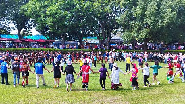 雲林縣原住民族聯合豐年祭活動，上百人齊聚古坑綠隧共舞同樂。（記者陳正芬攝）