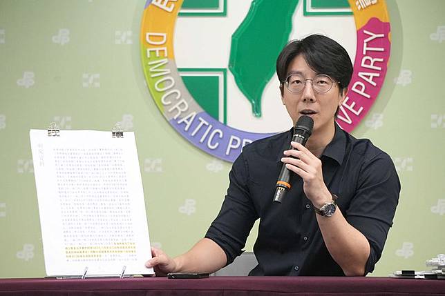 民進黨發言人吳崢17日召開「史上最高九成偽造率，國民黨還不道歉？」記者會。（民進黨提供）