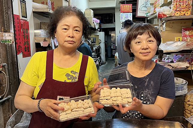 寶來香餅舖製作「九豬十六羊」的糕餅。（記者陳治交攝）