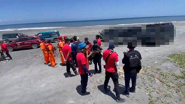 宜蘭南澳神秘海灘今天海水漲潮，25名遊客受困海蝕洞獲救。(圖由宜縣消防局提供)