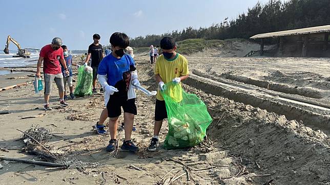 北門雙春國小以濱海生態為教材，讓學生撿拾海岸沙灘上的垃圾，討論如何減少這些垃圾。（記者盧萍珊攝）