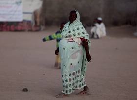 2025年11月22日，38歲的葉海亞懷有9個月身孕，逃離蘇丹法舍後暫落腳查德東部的臨時難民營。路透社