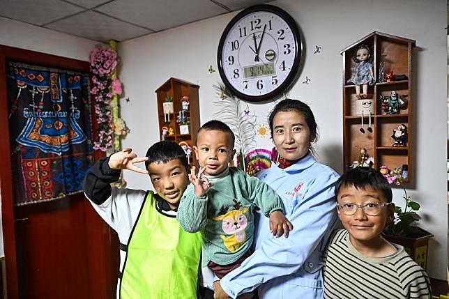 Tsechok Dorje (1st L) and Tsering Drolma (2nd R) pose for a photo at a care center in Ngari Prefecture, southwest China's Xizang Autonomous Region, Sept. 14, 2024. (Xinhua/Sun Ruibo)