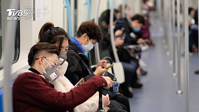 受到新冠肺炎疫情影響，民眾現在搭乘大眾交通工具幾乎都戴著口罩。(示意圖／TVBS)