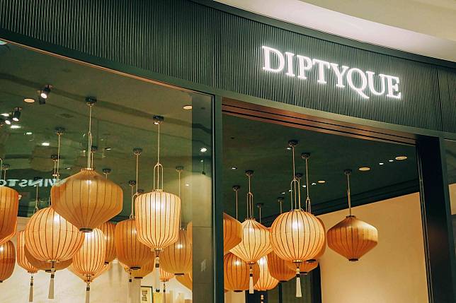 Diptyque 全台首家形象旗艦店以弧形玻璃為立面