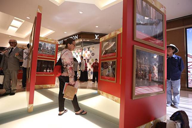 People visit a photo exhibition titled &ldquo;Nihao, China! See You in Guangdong &ndash; A Cultural Exploration by Four American Photographers&rdquo; in Orange County, California, the United States, on Jan. 23, 2025. (Photo by Qiu Chen/Xinhua)