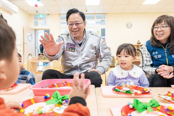 龍潭再增二所公托，桃園市長張善政（中）出席公共托育家園開幕。（桃市府提供）