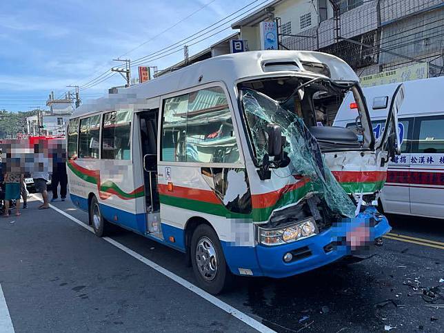 台東大學特教學校交通車發生車禍意外，造成車頭嚴重凹陷，司機及四名師生共五人受傷。（記者鄭錦晴翻攝）