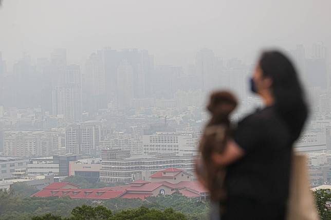 近期冷氣團挾帶東北風南下，伴隨境外汙染物，醫師提醒，對呼吸道、心血管傷害最大。本報資料照片