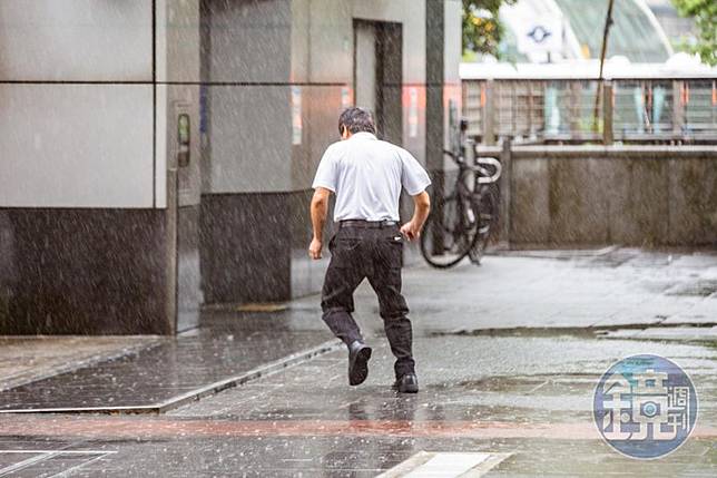 氣象署針對雙北市發布大雷雨即時訊息，同時也發布17縣市大雨特報。（本刊資料照）