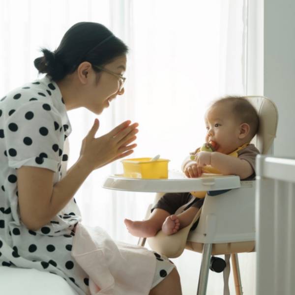 幼童吃飯像打仗！爸媽如何在不同階段引導孩子「學習自己吃飯」