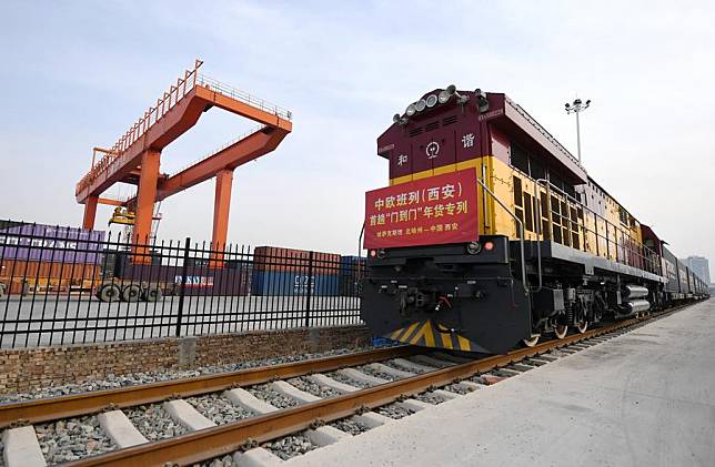 A China-Europe freight train arrives at the Xi'an Chanba International Port in Xi'an, northwest China's Shaanxi Province, Jan. 10, 2025. (Xinhua/Li Yibo)