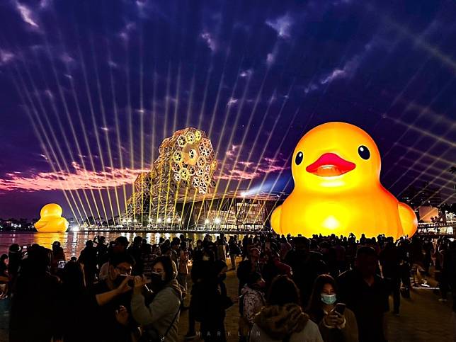 晚上搭配愛河灣燈光展演的小鴨。 圖：高雄市觀光局/提供