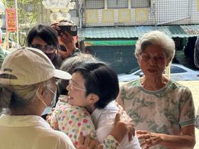 立委林岱樺上午到鳳山天公廟拜拜，鄉親一個大大的擁抱、為她加油打氣。（圖：溫蘭魁攝）