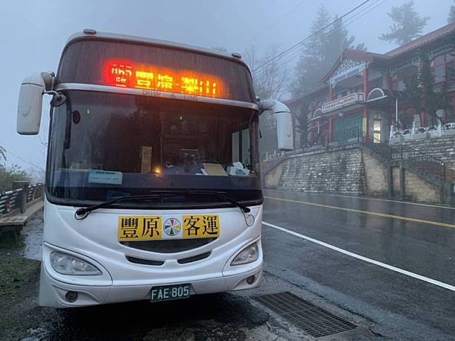 中橫便道17公里路段21日因巨石崩落擊損橋梁，交通中斷，豐原客運865路公車23日起改道行駛原6506公路客運路線，從豐原發車經埔里、合歡山至梨山。 （民眾提供） 中央社記者趙麗妍傳真 111年2月23日  
