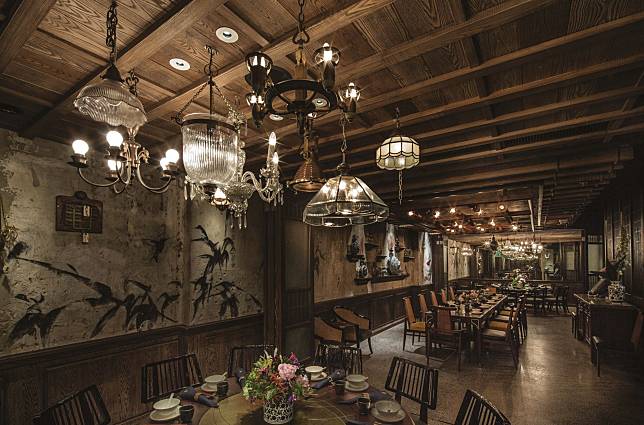 Mott 32 serves
contemporary Chinese
cuisine amid interiors
designed by Joyce
Wang (Photo: Courtesy of Maximal Concepts)