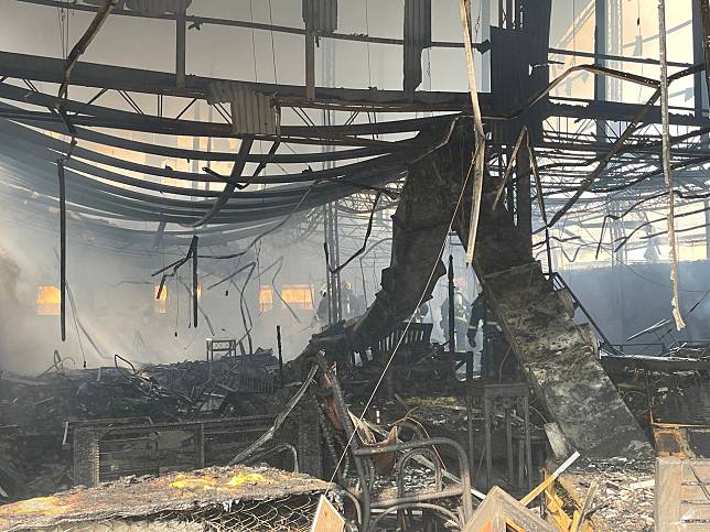 嘉市北港路家具行內部嚴重燒毀。記者林伯驊／攝影