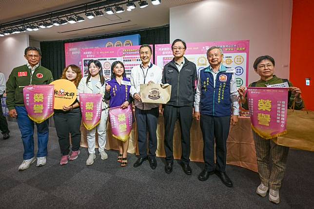 桃園市長張善政前往桃園市政府綜合會議廳，出席「桃園市商業轉型服務中心成果發表暨星級友善店家頒證典禮」。圖：市府提供