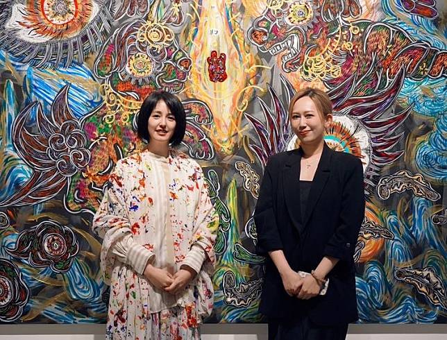 小松美羽（左）與電商女王瑪菲司於畫作《靈魂的覺醒》前合影。株式会社風土提供