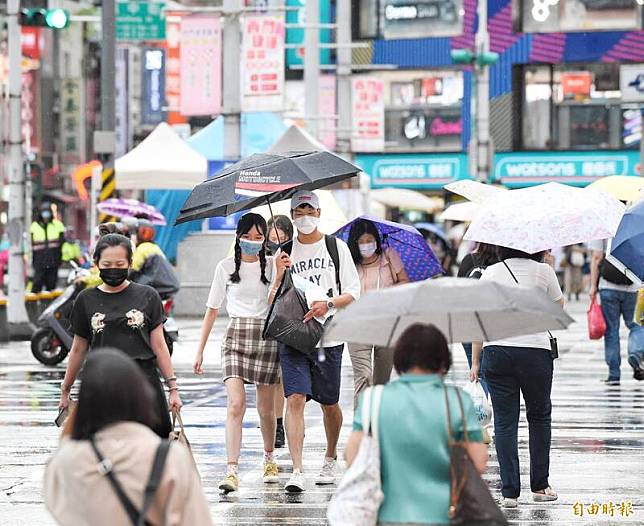 明天(27日)全台大致為多雲到晴的天氣，各地需留意午後雷陣雨發生。(資料照)