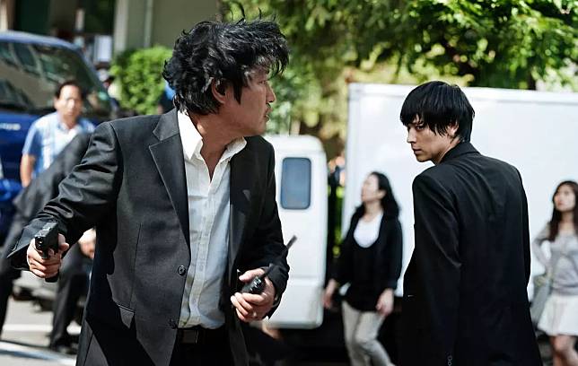 《義兄弟》中宋康昊和姜棟元命運交會的一幕。圖片出處：IMDb