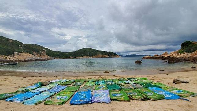 索罟群島水中出現44個大型魚飼料袋。(截至OceansAsia社交專頁）
