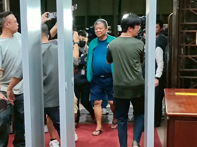 甲山林集團董事長祝文宇，穿著輕便外套、短褲、人字拖，一派優閒的走進台北地檢署。呂志明攝