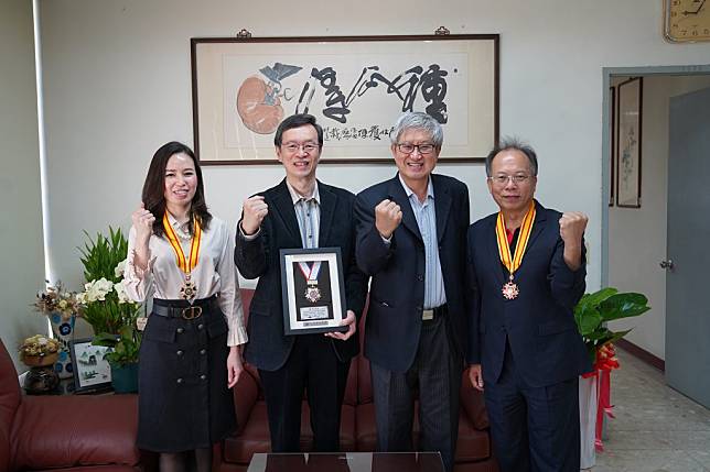 高師大師生榮獲國際發明大獎，吳連賞校長親自表揚三位得獎人。　（記者王正平攝）
