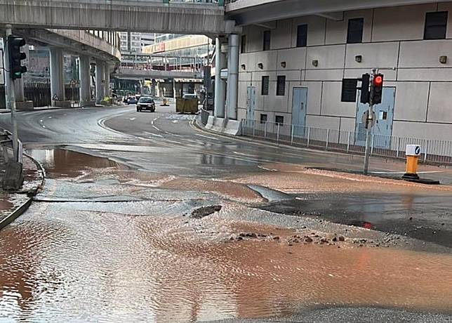 大量黃泥水湧出路面。