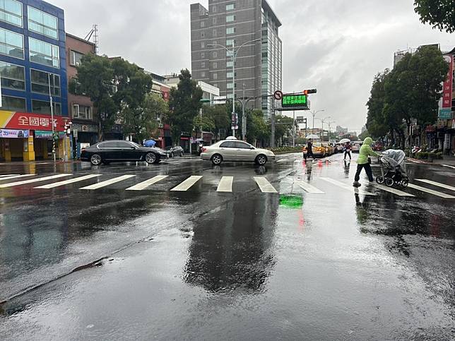 梅雨鋒面襲台。 圖：林岑韋／攝