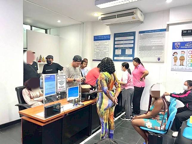 พล.ต.ต.พันธนะ นุชนารถ รอง ผบช.สตม. , พล.ต.ต.ทรงโปรด สิริสุขะ ผบก.ตม.6 , พ.ต.อ.กันตวัฒน์ พงศ์สถาบดี รอง ผบก.ตม.6 , พ.ต.อ.ศุภโชค หยงสตาร์ รอง ผบก.ตม.6 ,พ.ต.อ.ภาณุภาคยณ์ จิตต์ประยูรติ รอง ผบก.สส.ฯ ปรก.บก.ตม.6  , พ.ต.อ.เกรียงไกร อารยะยิ่ง ผกก.ตม.จว.ภูเก็ต , พ.ต.ท.วิศรุต ละเอียดอ่อง รอง ผกก.ตม.จว.ภูเก็ต สั่งการให้กวดขันจับกุมคนต่างด้าวที่กระทำผิดตาม พ.ร.บ.คนเข้าเมือง พ.ศ.2522  ,