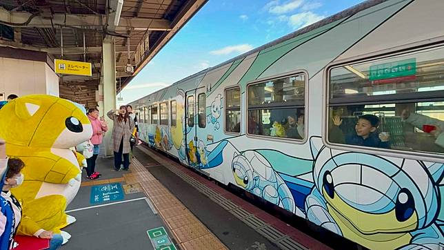 車身印滿穿山鼠圖案的寶可夢彩繪列車，是鳥取最吸睛的移動風景之一(圖/鳥取縣政府)
