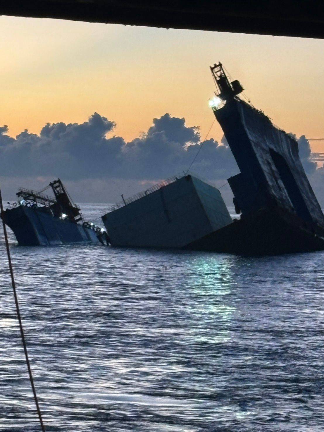 獨家畫面／千萬沉箱隨船沉海 宜蘭大溪漁港工程浮台船事故畫面曝 | 鏡新聞 | LINE TODAY