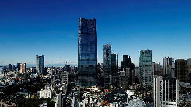 從東京鐵塔的觀景台可以看到位於「麻布台HILLS」的核心「森JP塔」。路透社