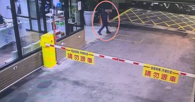 該男子狠殺自己年僅5歲親生兒子後，冷血走出社區，監視器捕捉下他行凶後的背影。（翻攝畫面）