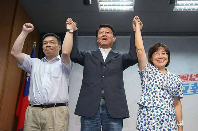 20180522-國民黨公布台南市長初選民調記者會，由高思博(左)出線代表角逐，中為台南市黨部主部主委謝龍介，右是另位角逐的黃秀霜。（陳明仁攝）