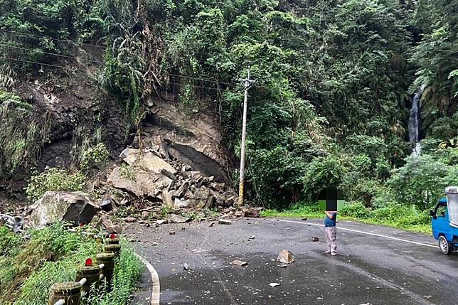 阿里山130線今天下午發生嚴重坍方，預計明天才能搶通。（翻攝畫面）