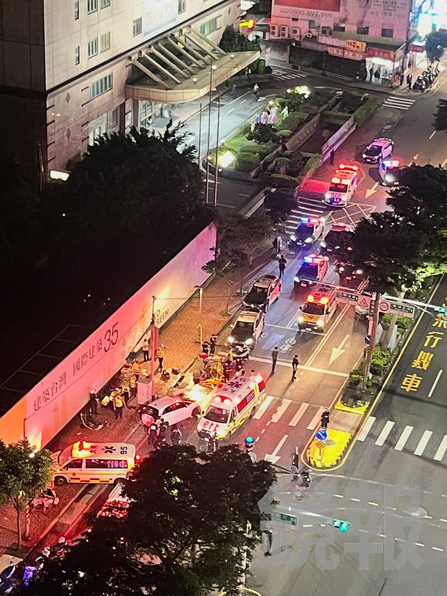 車禍撞擊現場一片凌亂，大批警員與救護車趕抵現場處理。畫面翻攝threads love30678