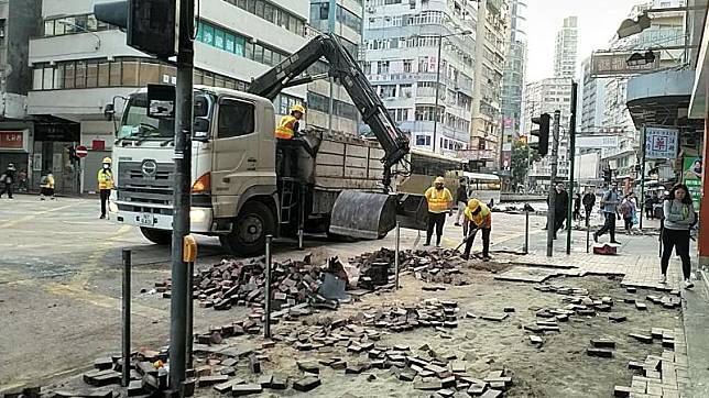 夾斗車在佐敦道清理磚塊(商台新聞 文采揚攝)