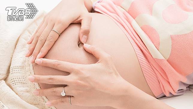 有媽媽才剛生完小孩，竟發現自己又懷孕了。（示意圖／shutterstock 達志影像）