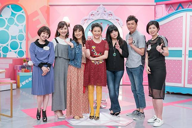 ▲林姿佑（左三）坦言靠戳瞎雙眼維持婚姻。（圖／TVBS提供 , 2018.5.3）