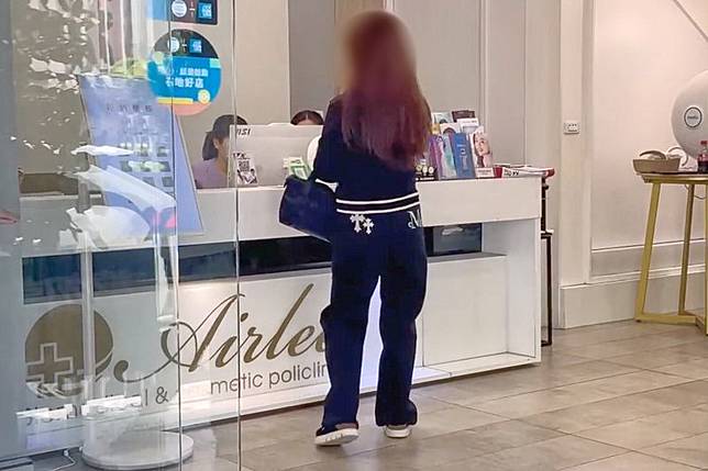 7日下午，許多消費者前往愛爾麗台中文心店要求退費。民眾提供