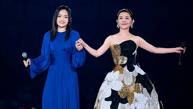 張清芳（右）與徐佳瑩合唱〈這些日子以來〉。上引娛樂提供