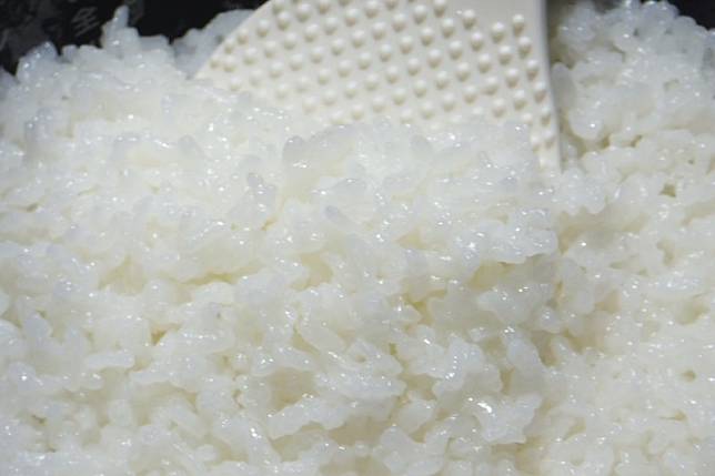 許多人會將沒吃完的白飯放到冰箱冷藏，但隔天再加熱口感會變得不好，日本專家就教大家1招，鎖住米飯的水分與鮮甜。（示意圖／取自photo-ac）