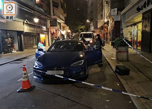 Tesla電動車中環遇查揭藏毒。(李國健攝)